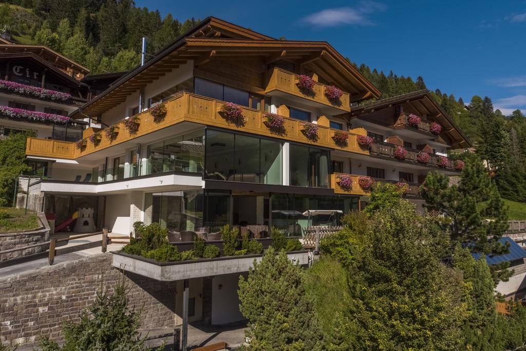 Hotel Garni Gardena - Appartments Santa Cristina Val Gardena Bagian luar foto