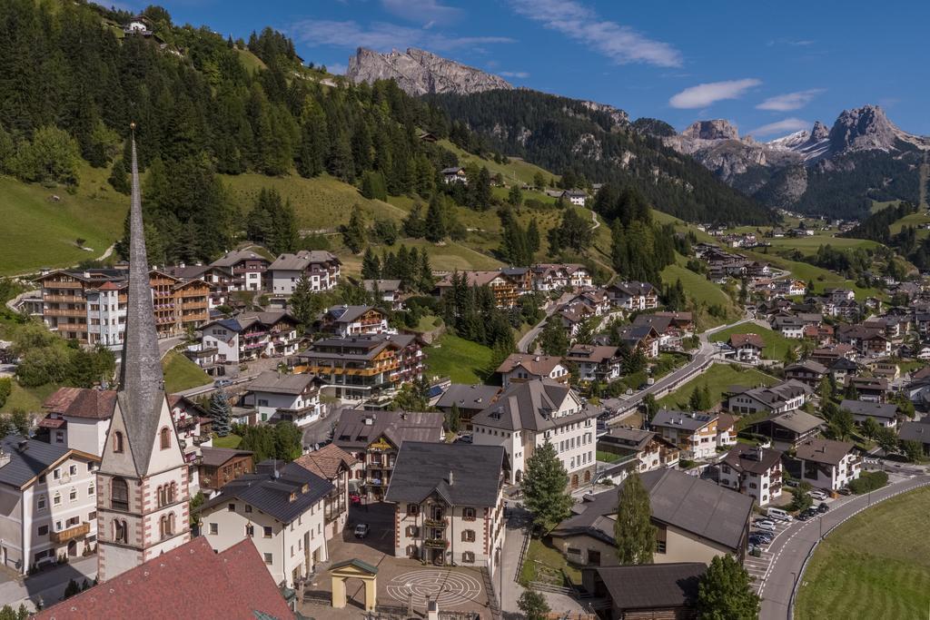 Hotel Garni Gardena - Appartments Santa Cristina Val Gardena Bagian luar foto